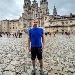 Bild von mir vor der Kathedrale von Santiago de Compostella
