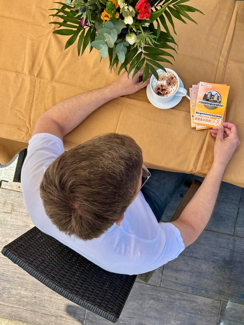 Foto vom Bürgermeisterkandidaten Christian Kravanja und den neuen Informationsblatt