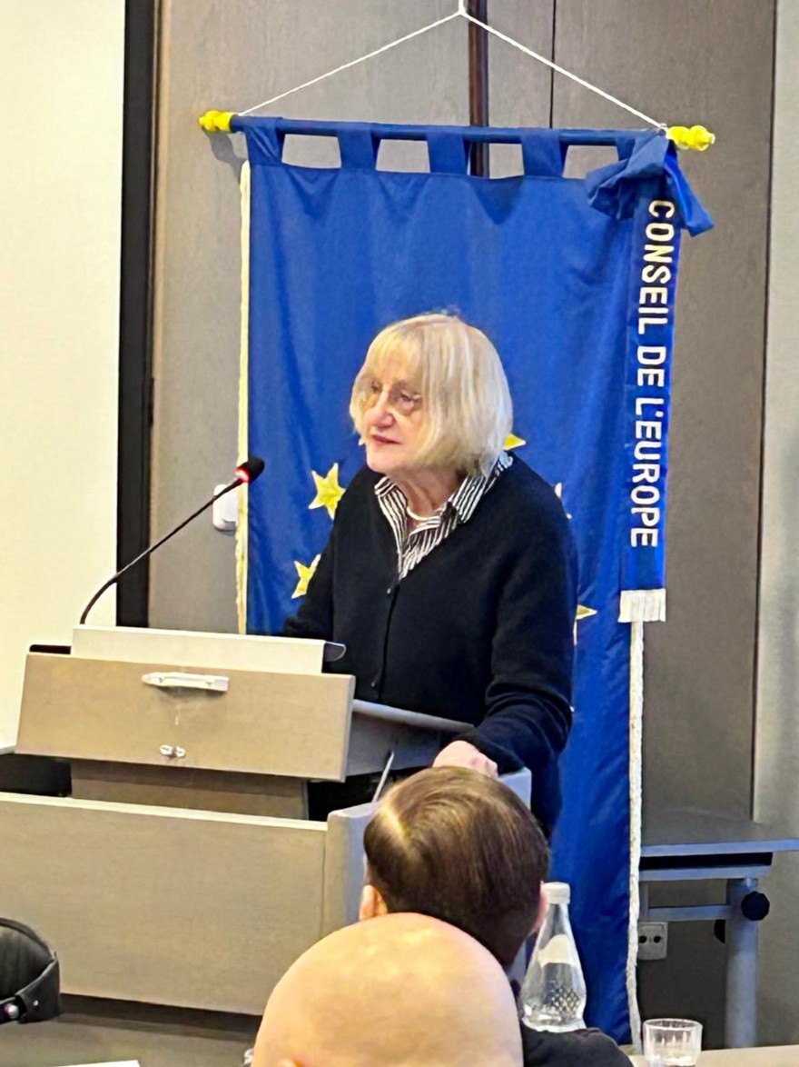 Karola Brandt trägt die Haushaltsrede vor